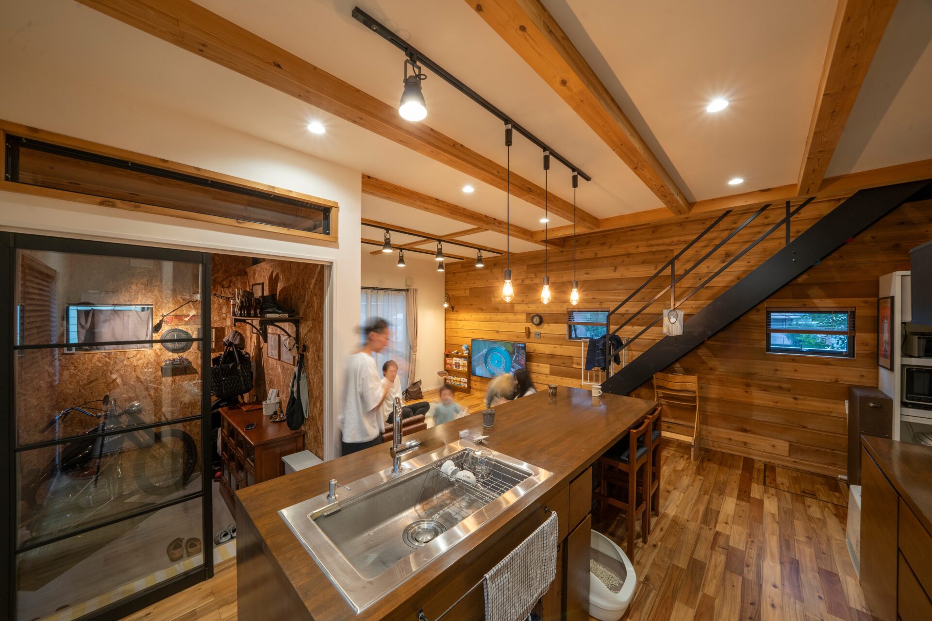 バイク・ペット・家族がつながるSE構法のガレージハウス アイチャッチ