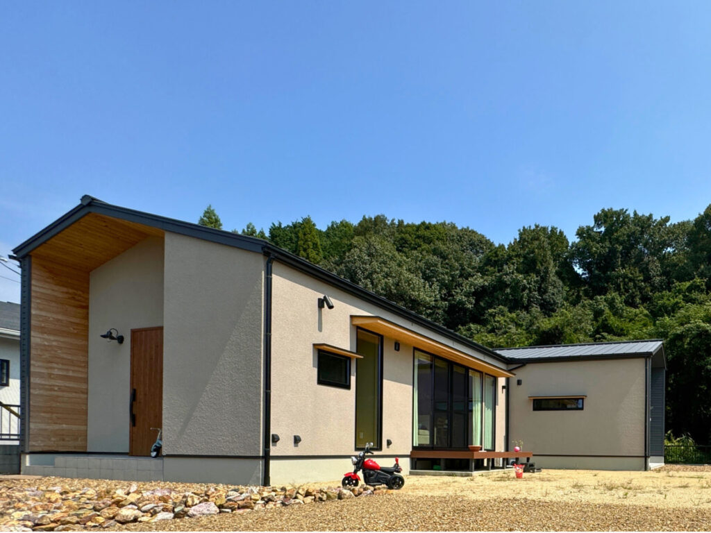 庭とつながる、L字の平屋 写真